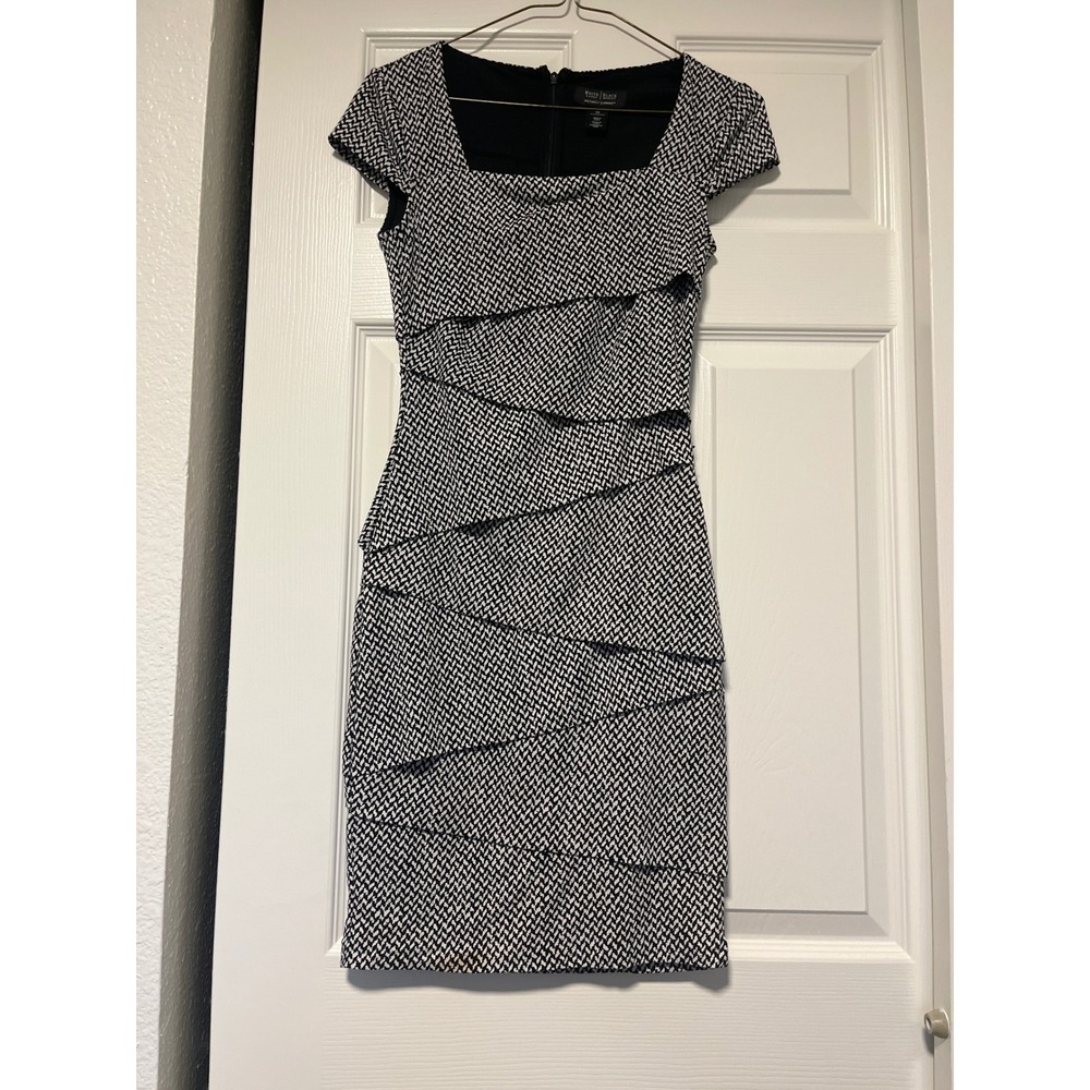 White House Black Market Instantly Slimming Sheath Dress B/W Zigzag Size 00